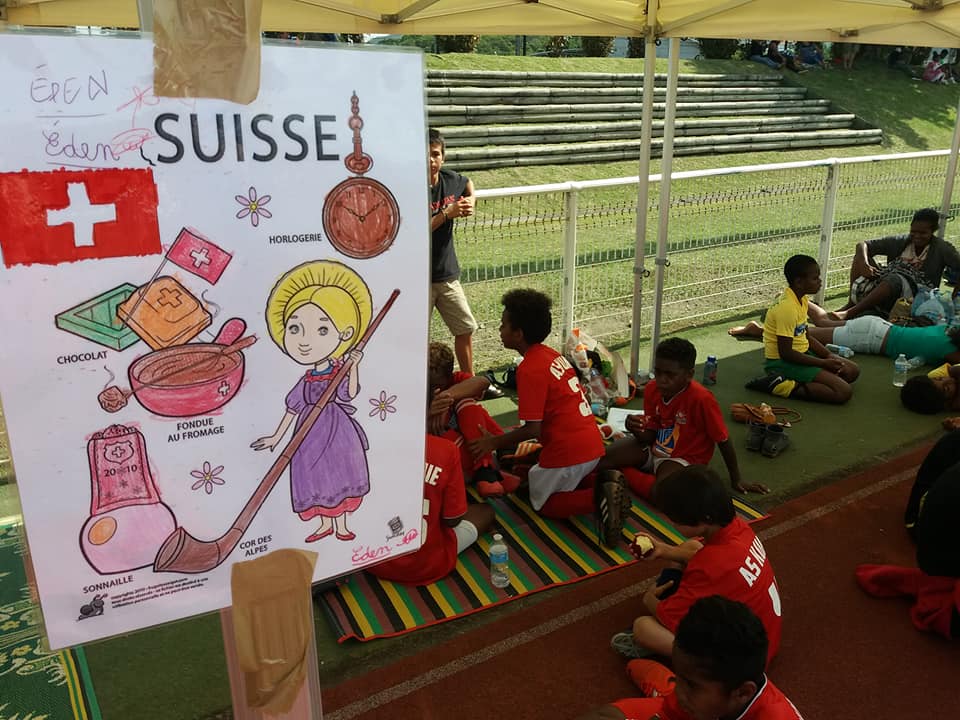 Les drapeaux de chaque équipe présente - et représentant les pays qui disputeront l'Euro - ont été créés par l'Ecole de Rivière Salée et Maîtresse Kelig. Crédit Photo : Kia Kids Cup.