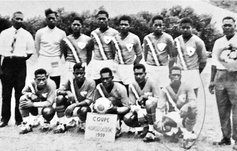 Edouard WAPAE : accroupi, premier en partant de la droite.