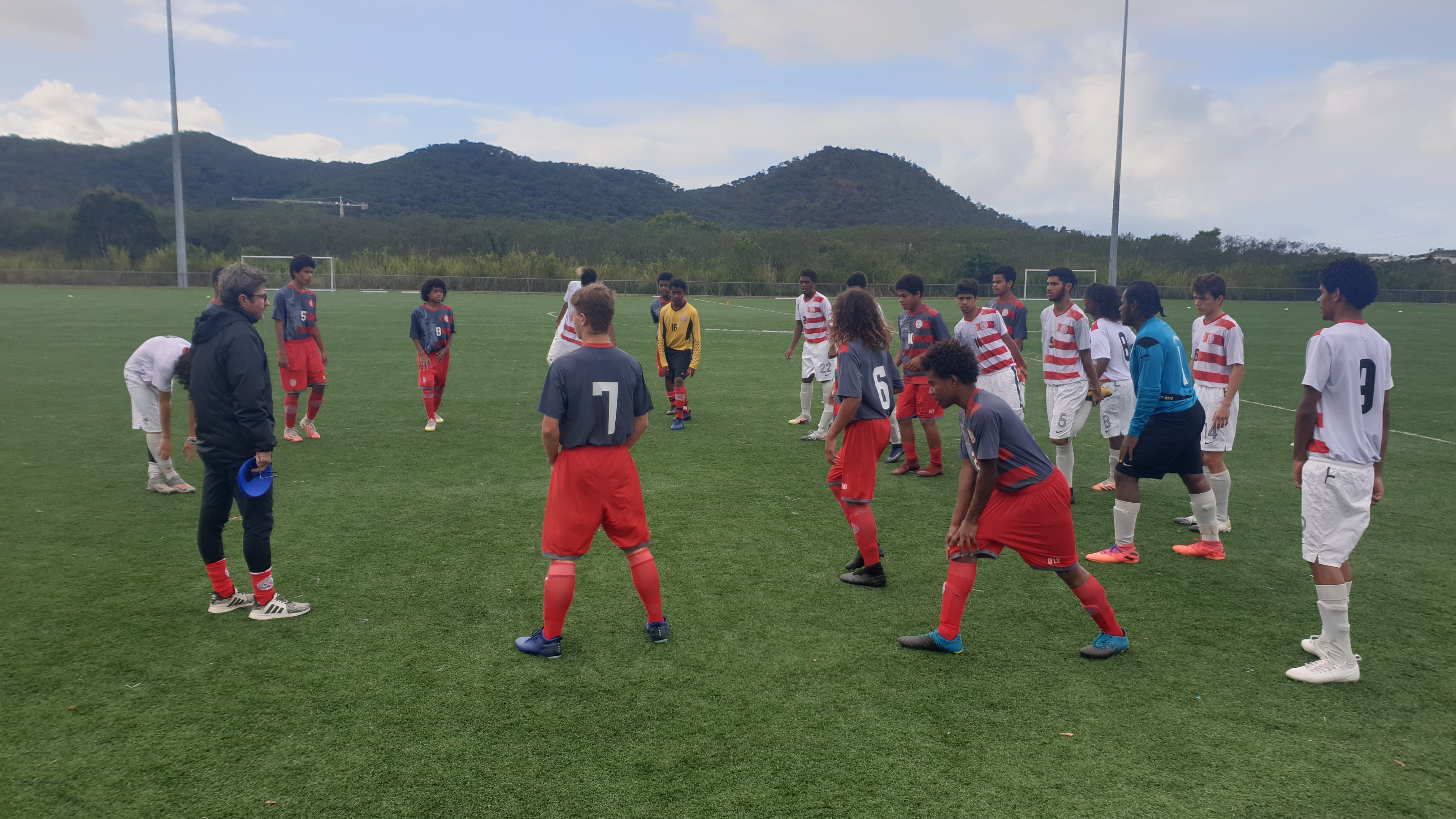 Didier BLANC (à gauche), responsable de la Section Sportive du Lycée DO KAMO, fait partie du staff technique présent cette semaine aux côtés de la Direction Technique FCF pour encadrer le groupe de joueurs présélectionné.