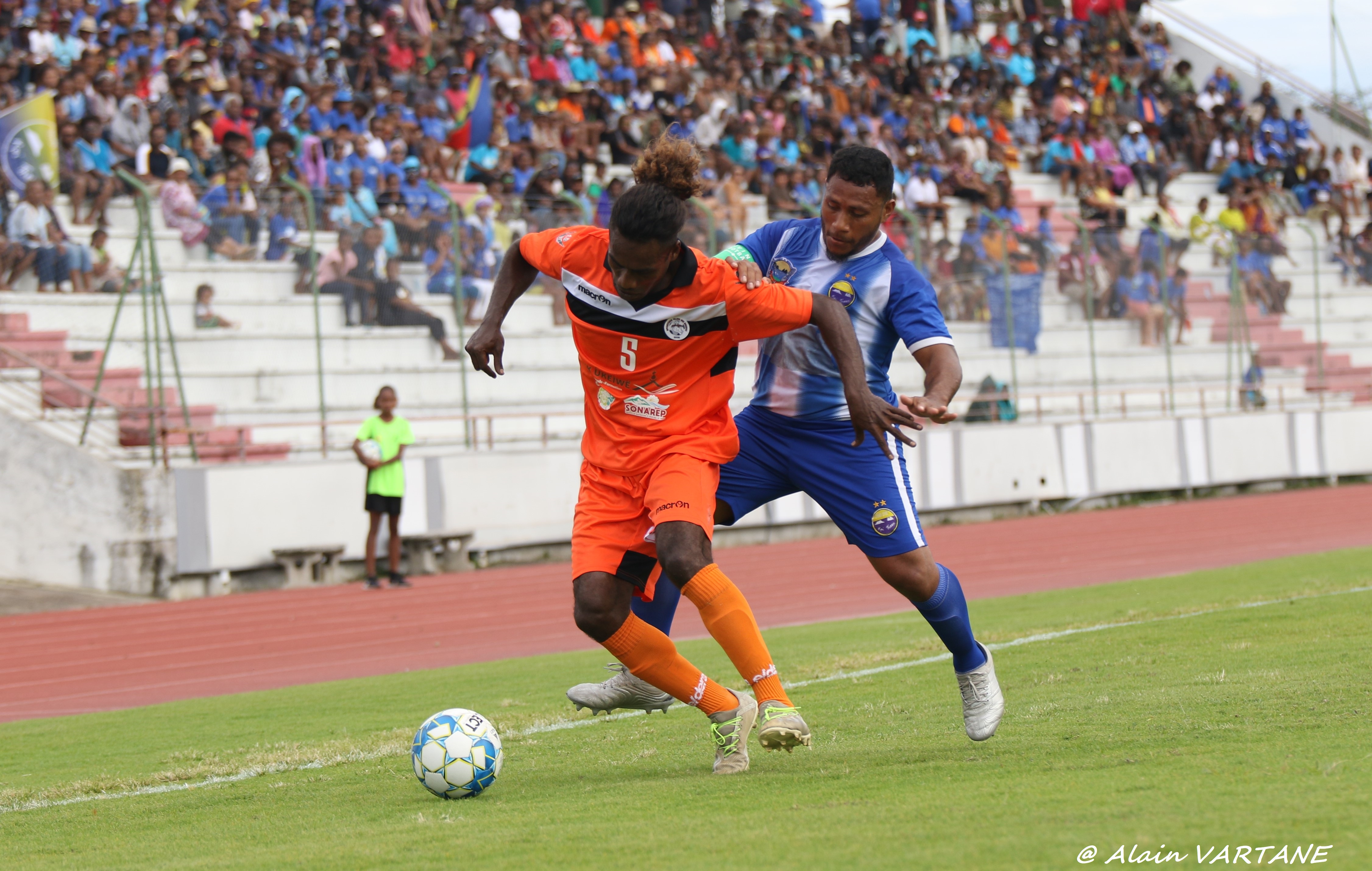Patron de la défense du Sc Ne Drehu, Alexandre SIO et son compère en défense central Emile HACE auront fort à faire samedi face à l'armada offensive de Tiga. Photo finale 2020 : ALAIN VARTANE