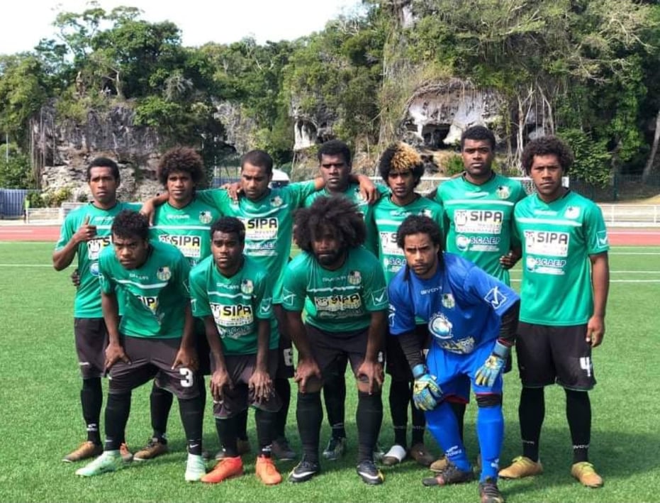 Pierre KAUMA (en haut, 2ème en partant de la droite) devrait à nouveau être le patron de la défense de Trio samedi, face à la JS Baco. Photo : Trio Kedeigne.