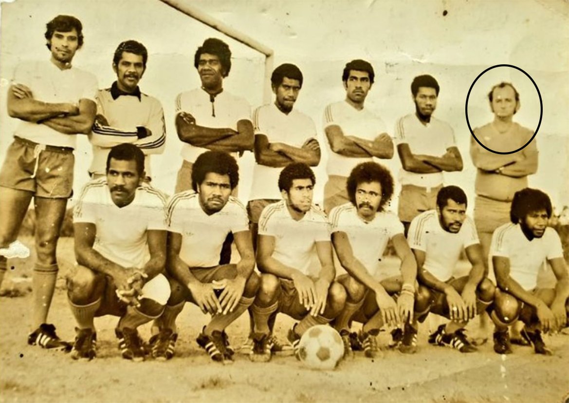 Equipe de Baco dans les années 80 / Debouts de gauche à droite : Tagawa Robert, Wabealo Auguste, Sameke Emile, Nea Jeremy, Poameno Pierre, Poatiba Bernard, Leonard Marck (Président) / Assis de gauche à droite : My Emile, Poemate Felix, Wabealo Alfred, Poatiba Pierre, Wabealo Hugues et Poadjare Louis (capitaine).