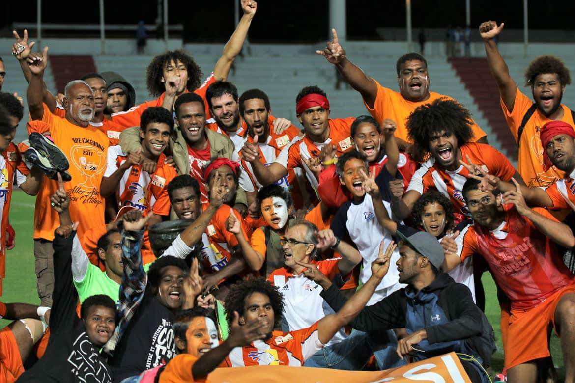 Au centre Stéphane DRAHUZAK remportait en 2017 sa troisième Coupe de Calédonie, face à Hienghène Sport en finale (2-1). Crédit Photo : LNC