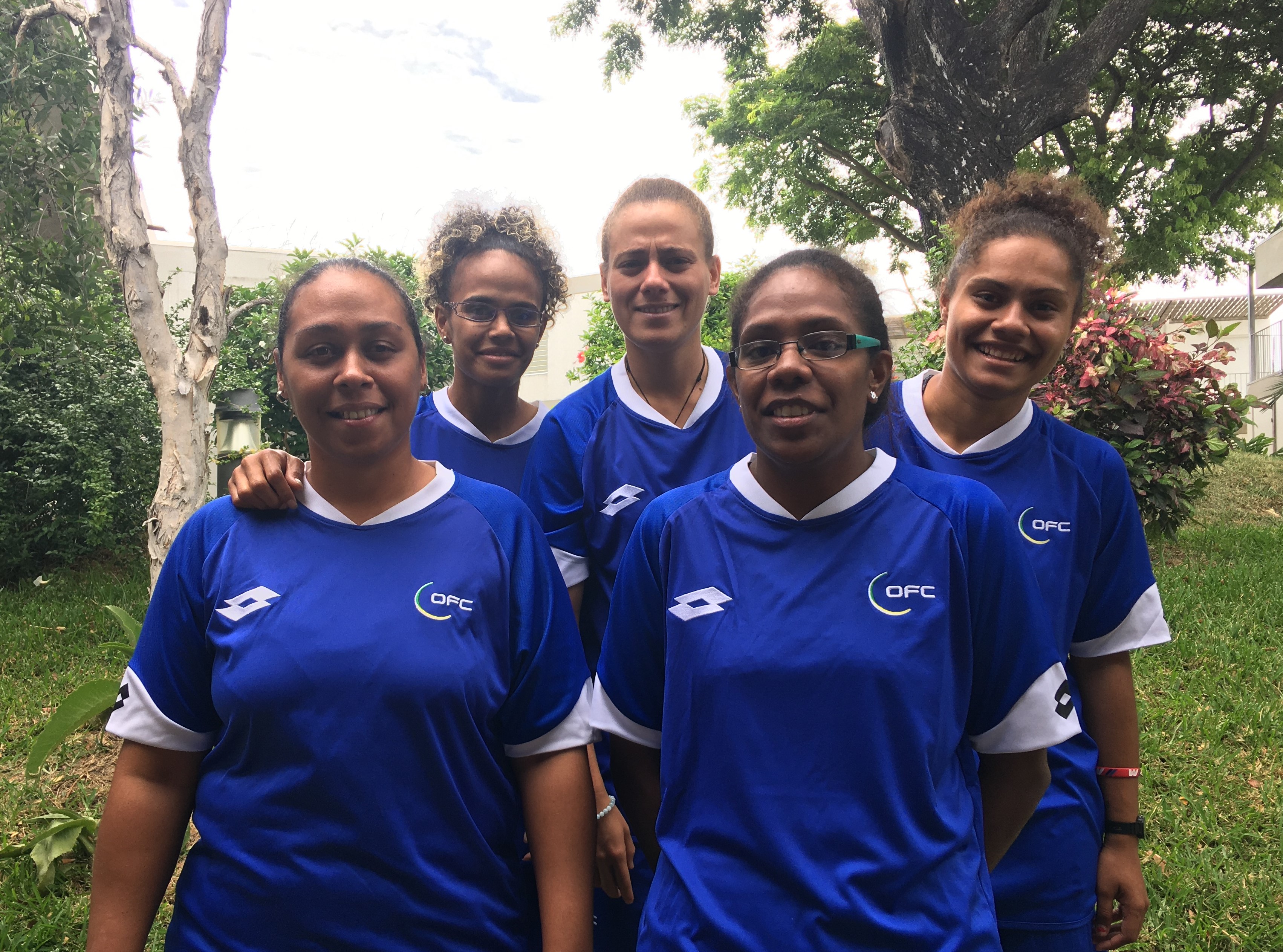 Linda NERHON (à gauche), Marjorie POUYE (au centre), et Sérah OUNEMOA (à droite), sont les trois filles qui sortent diplômées de la Formation BMF 2021. L'an prochain, Marielle HAOCAS (2ème en arrière plan à gauche) et Glenda WAHNAPO (1er plan à droite) feront partie de la promotion BMF 2022 et tenteront elles aussi d'obtenir leur diplôme, tout comme Francesca PAGOUBEALO.