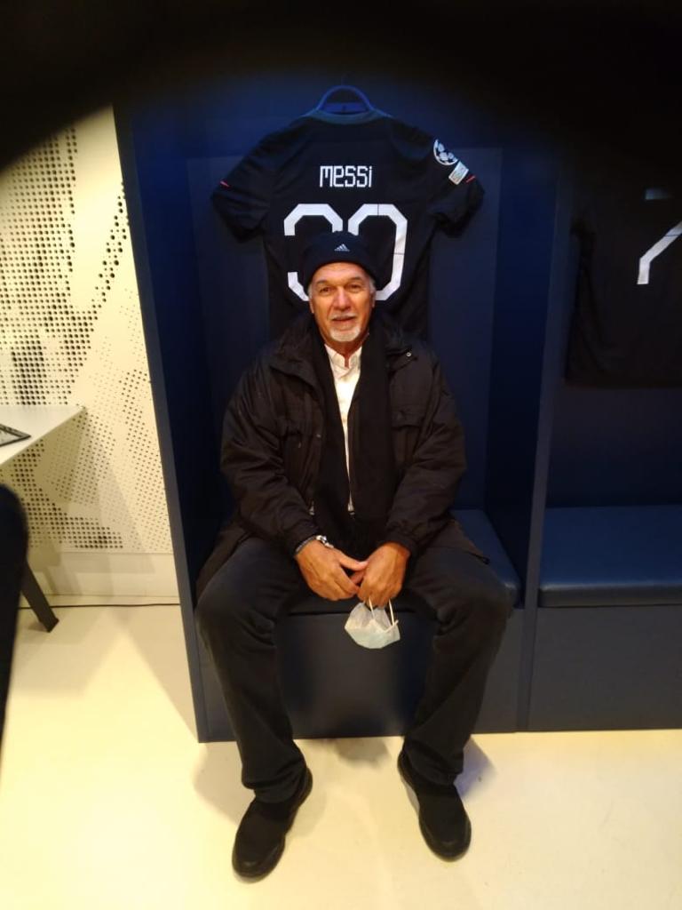 Gilles TAVERGEUX en visite au Parc des Princes, ici sur le trône du roi MESSI.