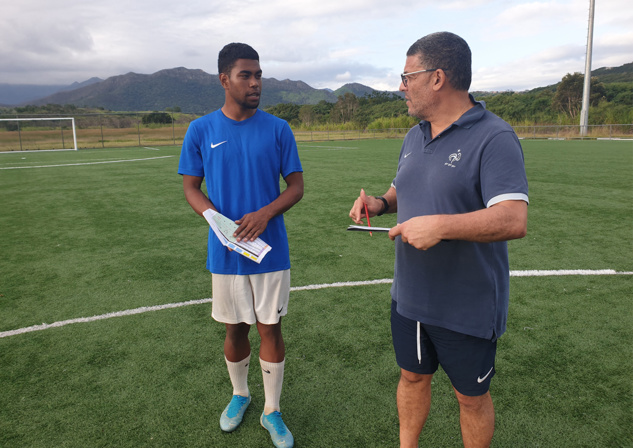En charge de la Formation, le CTR Michel BERBECHE (à droite) aura également pour mission de guider la Sélection A féminines de Nouvelle-Calédonie, au moins jusqu'aux prochains Eliminatoires océaniens prévus en juillet 2022. Photo FCF