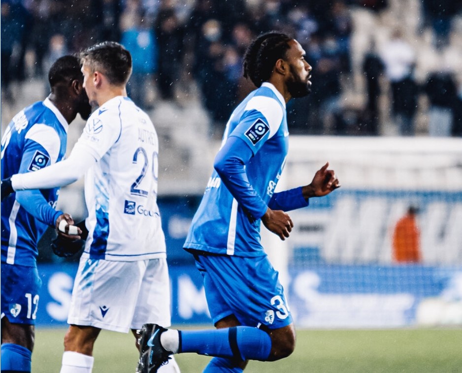 Photo Grenoble Foot 38 - Romain QUIBLIER / La première entrée en jeu en Ligue 2 d'Abiezer JENO, ce samedi 8 janvier face à Auxerre.