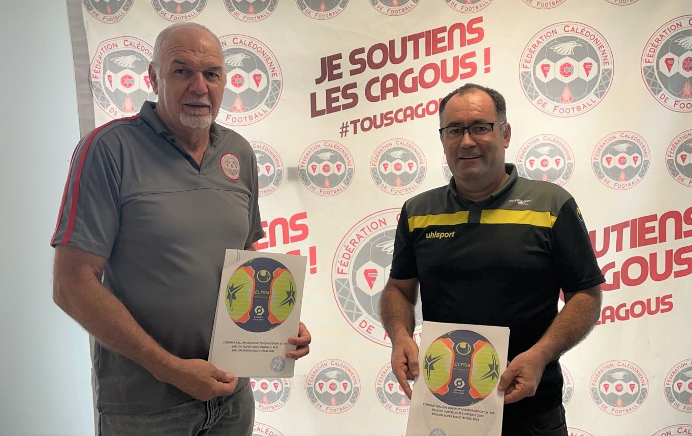 Le Président de la FCF - Gilles TAVERGEUX - et le Directeur du magasin CHRIPAU SPORT - Philippe COGNIER - viennent de parachever un nouveau contrat de partenariat concernant l'équipementier officiel de la FCF, dont les ballons officiels de Super Ligue.