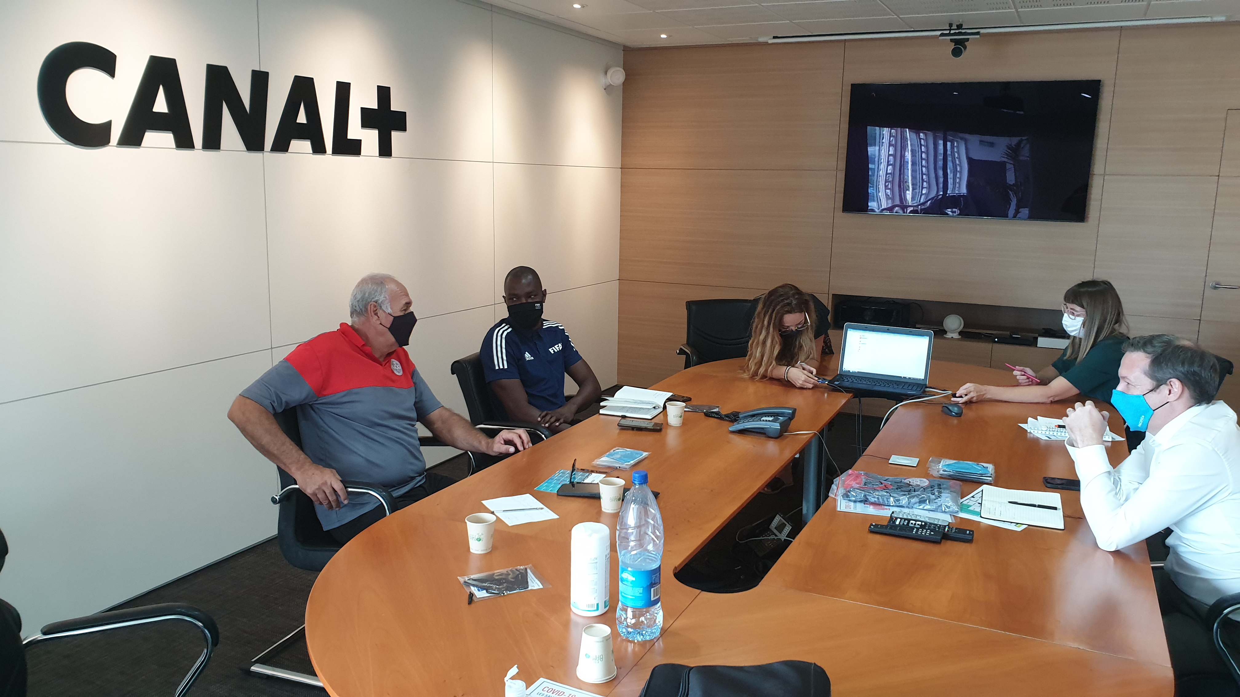 Aux côté du Président TAVERGEUX, Francis MOLASOKO aura aussi rencontré le Directeur de CANAL + CALEDONIE, Franck CARPENTIER. C+ Calédonie est partenaire de la Fédération depuis plusieurs années déjà, la FCF et Canal + Calédonie qui intensifieront leur collaboration à partir de cette année. Photo : FCF.