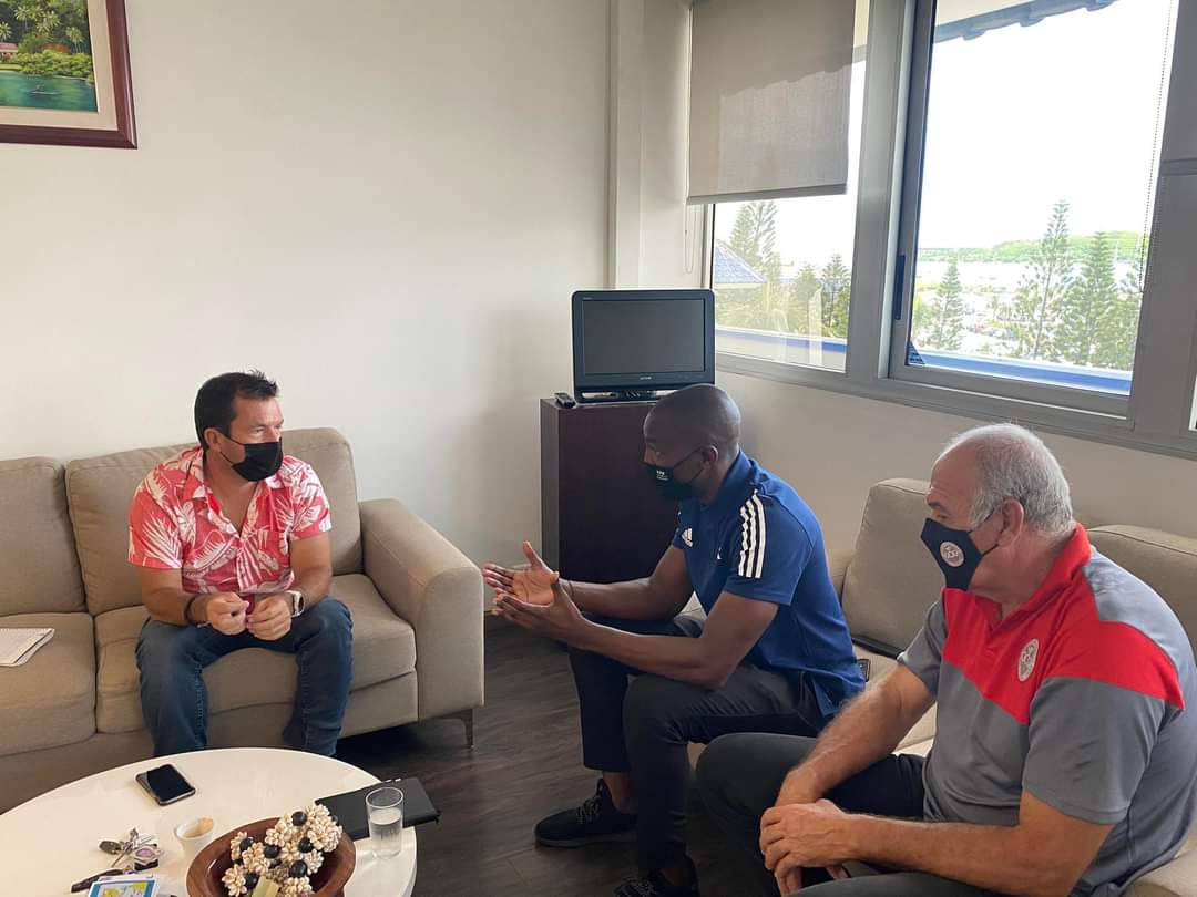 Francis MOLASOKO est également allé à la rencontre des Instances politiques du Pays. Ici, en entretien avec Monsieur BRIAL.