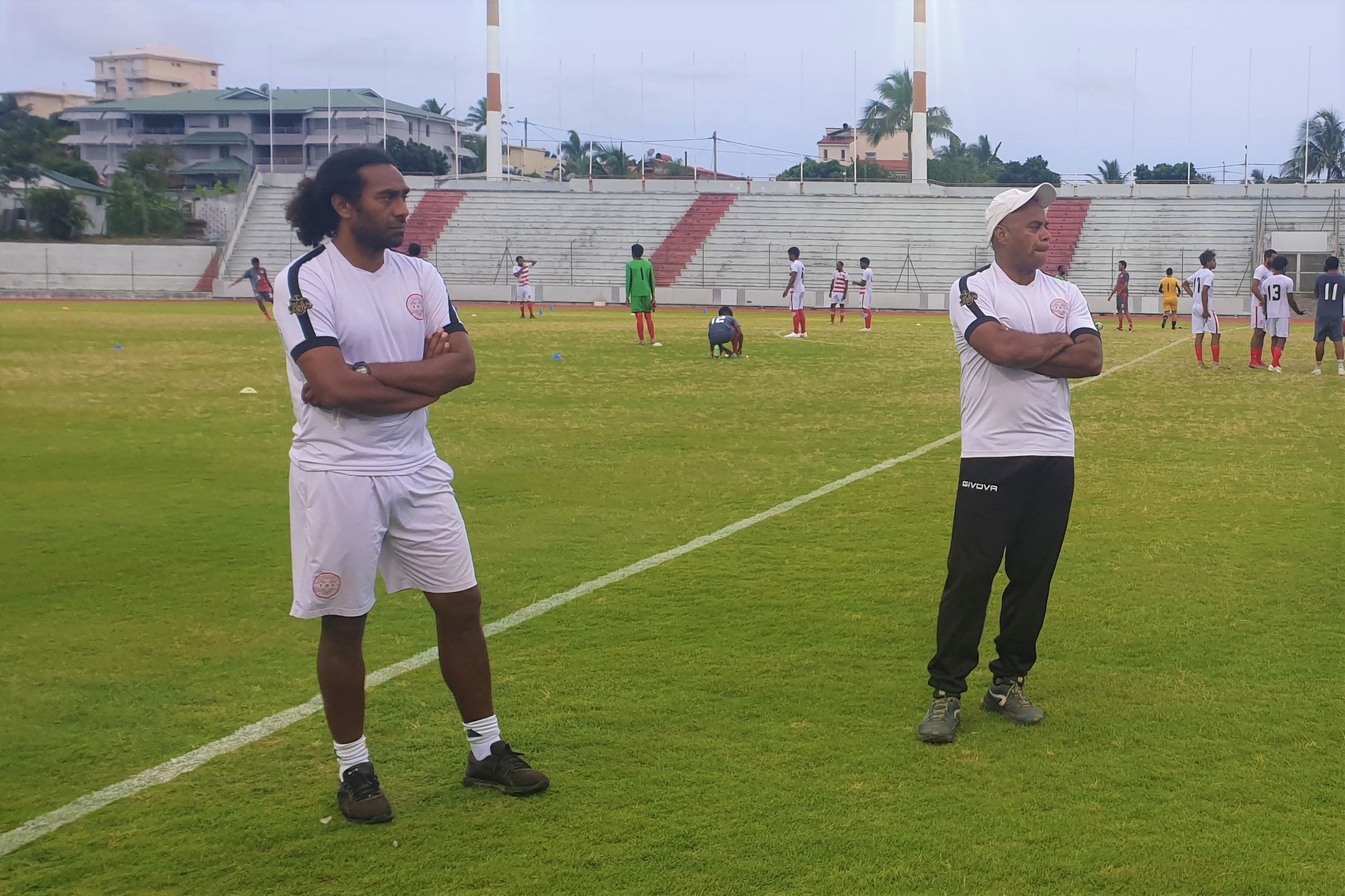 Dominique WACALIE (à gauche) et son adjoint Pierre WAJOKA (à droite) guideront les cagous lors des Qualifications OFC à la Coupe du Monde de la FIFA 2022. Crédit Photo : FCF.