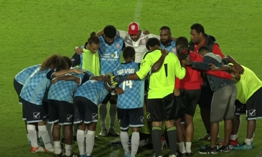 Tiga soudé après la victoire contre Lössi samedi dernier : une image marquante de cette première partie de saison. Le leader affronte Hienghène lors de la 9ème journée de Super Ligue. Son coach Léo LOPEZ (au centre, en casquette) espère un "très beau match" ce samedi. Photo : FCF