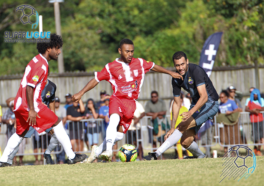 Jean-Pierre BOB, face à Cédrick SANSOT : il va encore il y a avoir des duels de haute intensité samedi sur la pelouse de Numa Daly, pour l'affiche de cette fin de saison entre TIGA et HIENGHENE. Crédit Photo : Alain VARTANE