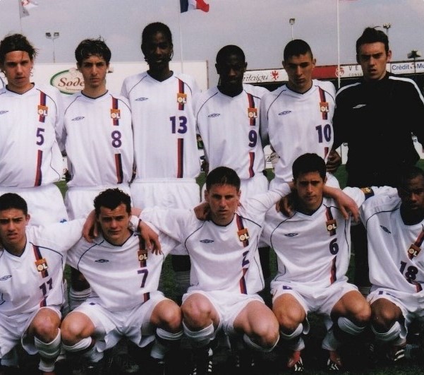 Le Ballon d'Or français KARIM BENZEMA, ici au Mondial de Montaigu avec les jeunes de l'Olympique Lyonnais. Photo : Mondial de Montaigu