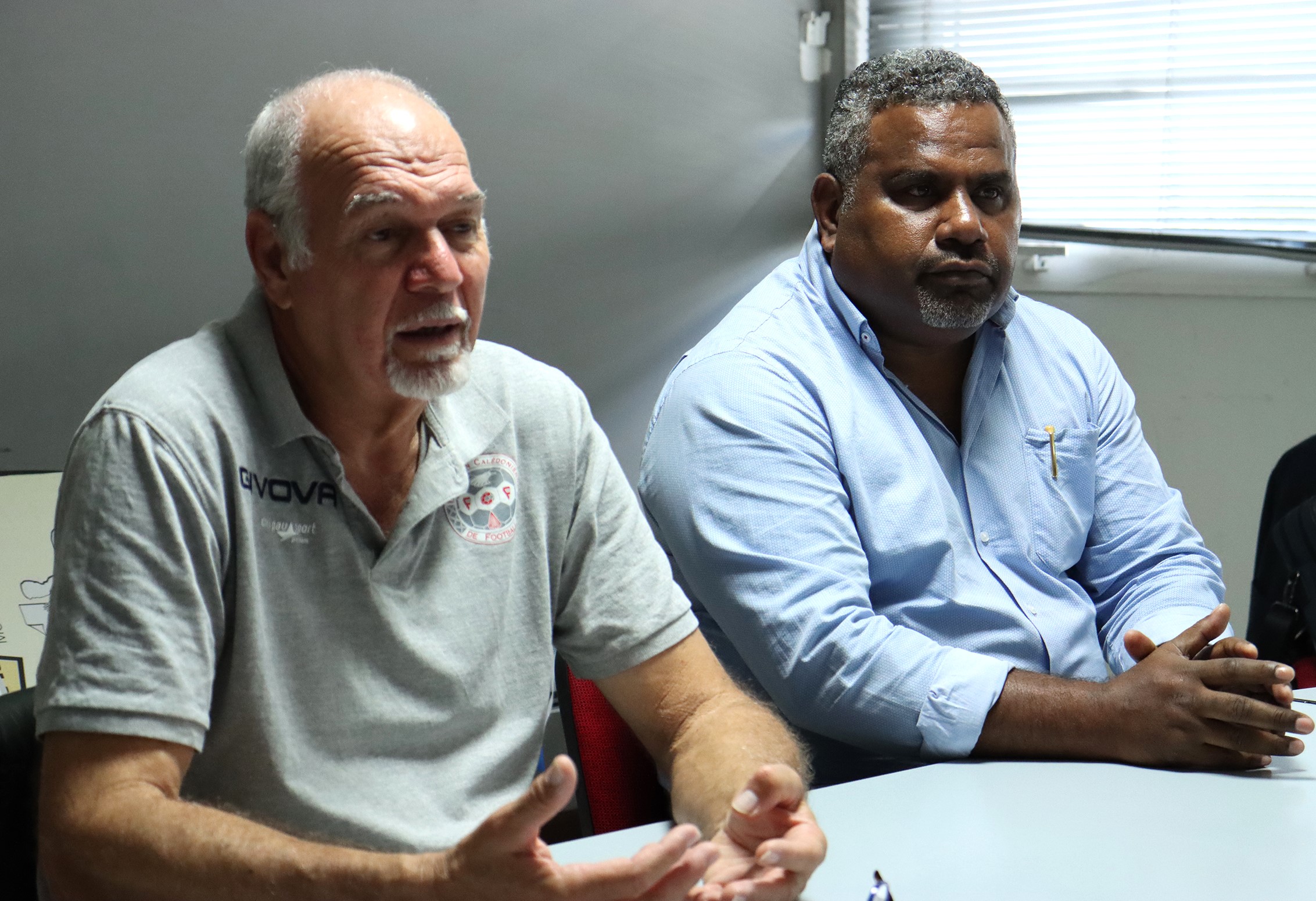 Le Président de la FCF - Gilles TAVERGEUX - et le 2ème vice-président Marcel UNË, ont pris la parole ce jeudi devant la presse, pour une mise au point sur l'Arbitrage, suite à la médiatisation récente de l'incident survenu à Maré en Coupe de Calédonie. Photo FCF