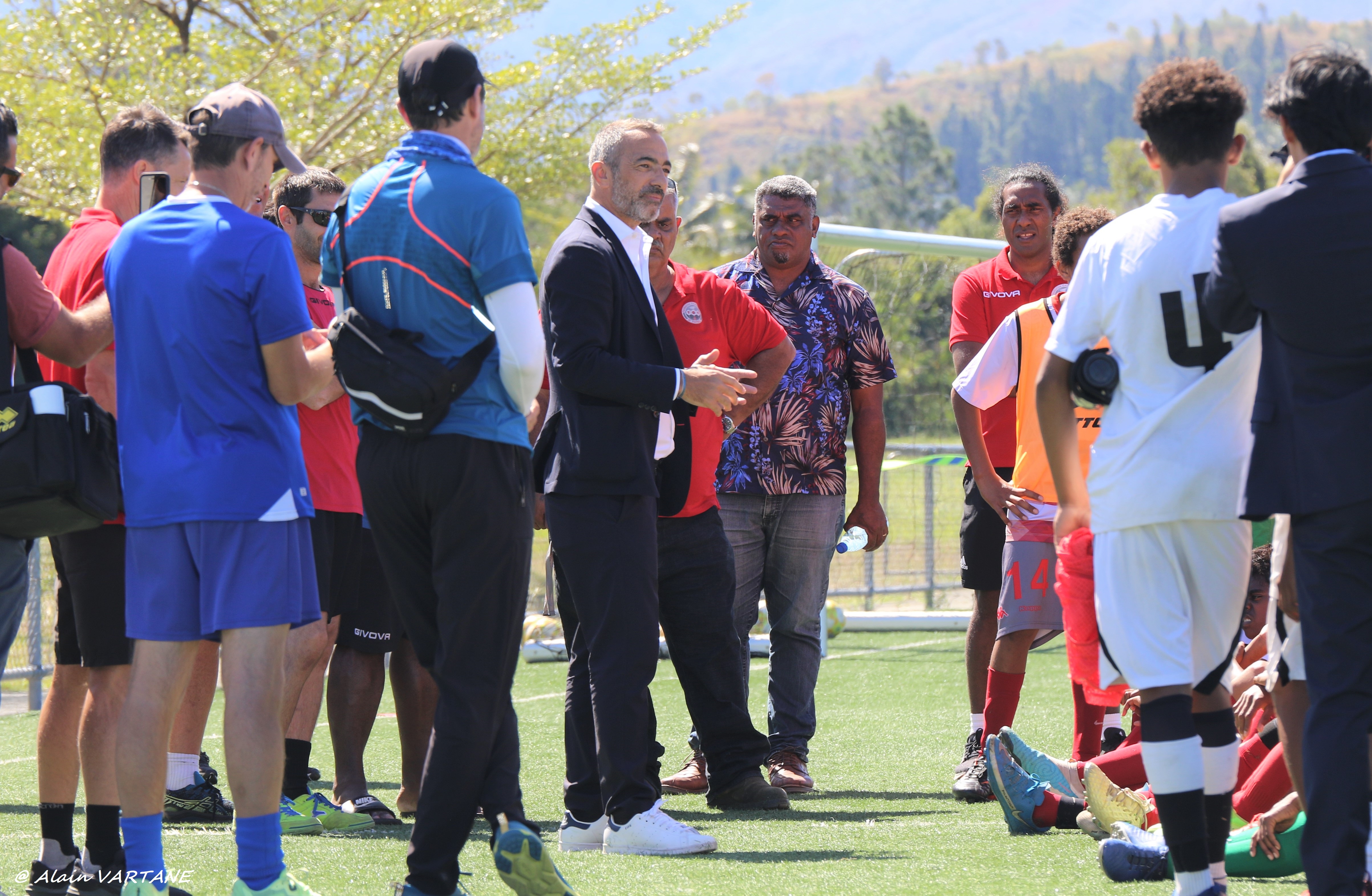 Youri DJORKAEFF avec les jeunes footballeurs de Calédonie, en détection fédérale le même jour.