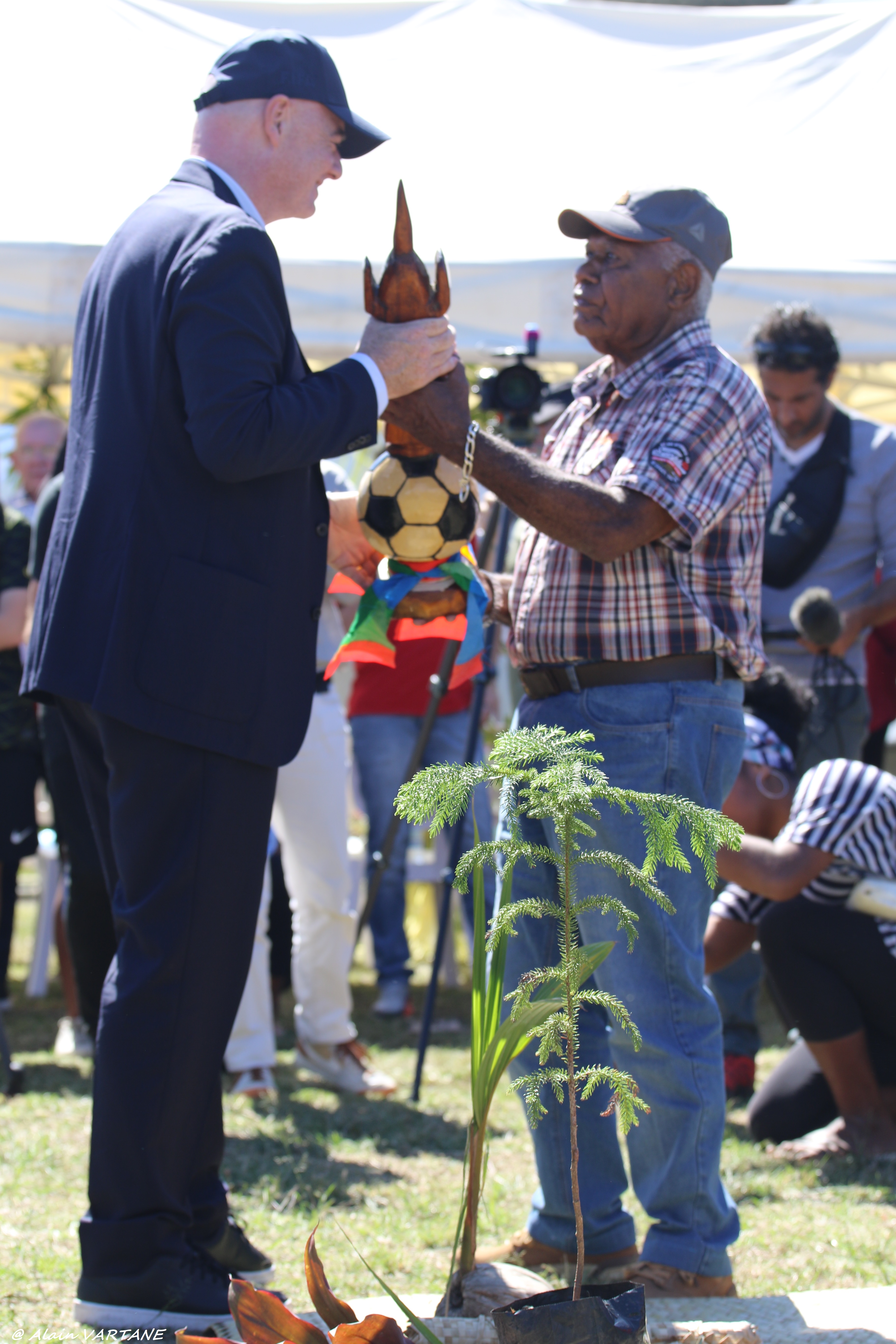 La visite était aussi celle de l'inauguration officielle par la FIFA du siège de la Fédération au Centre fédéral de PAÏTA, en présence notamment des Coutumiers de PAÏTA