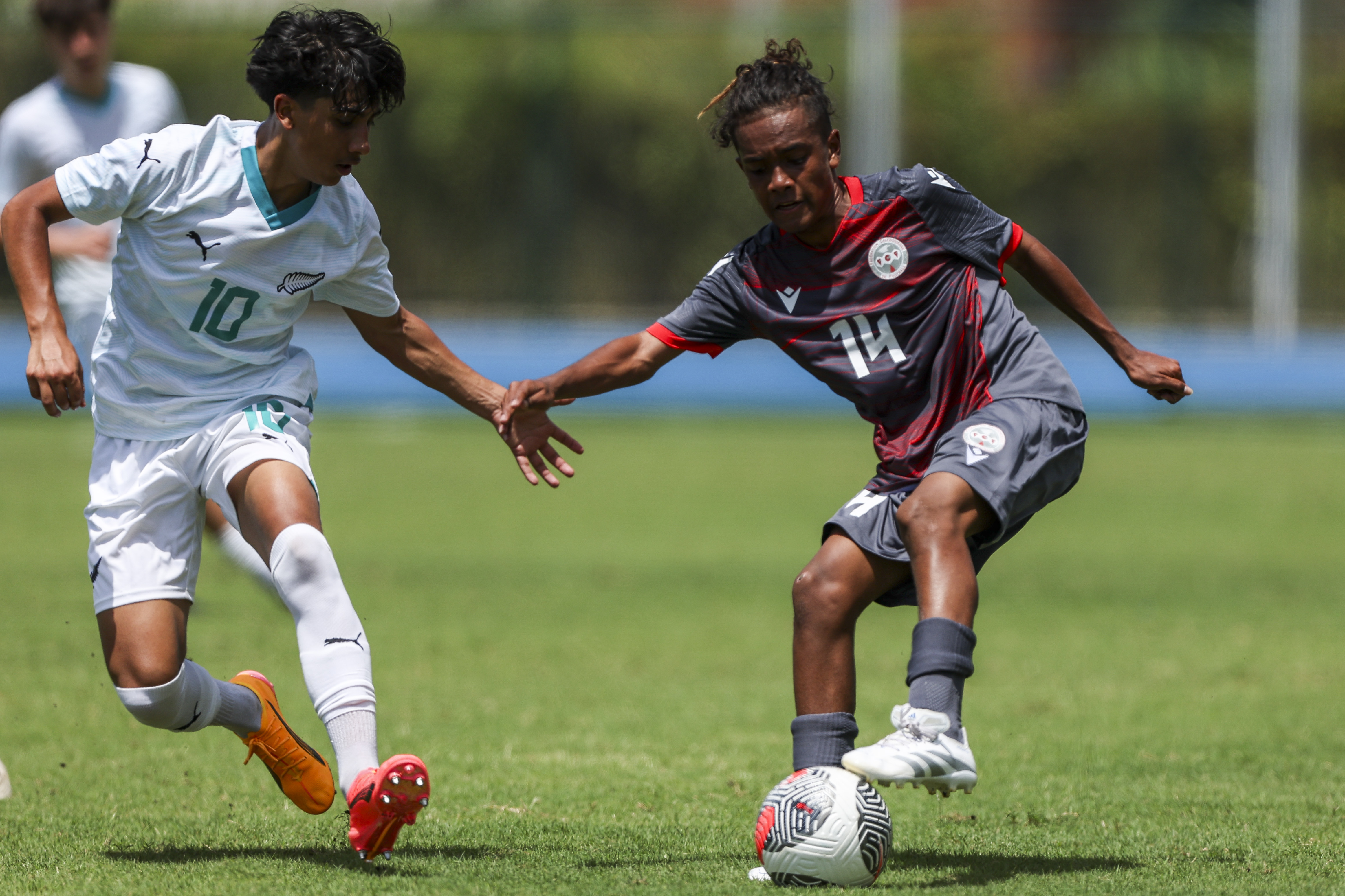 Belle "perf" des U16 cagous face aux U16 "All Whites". Crédit Photo : OFC via Phototek NZ