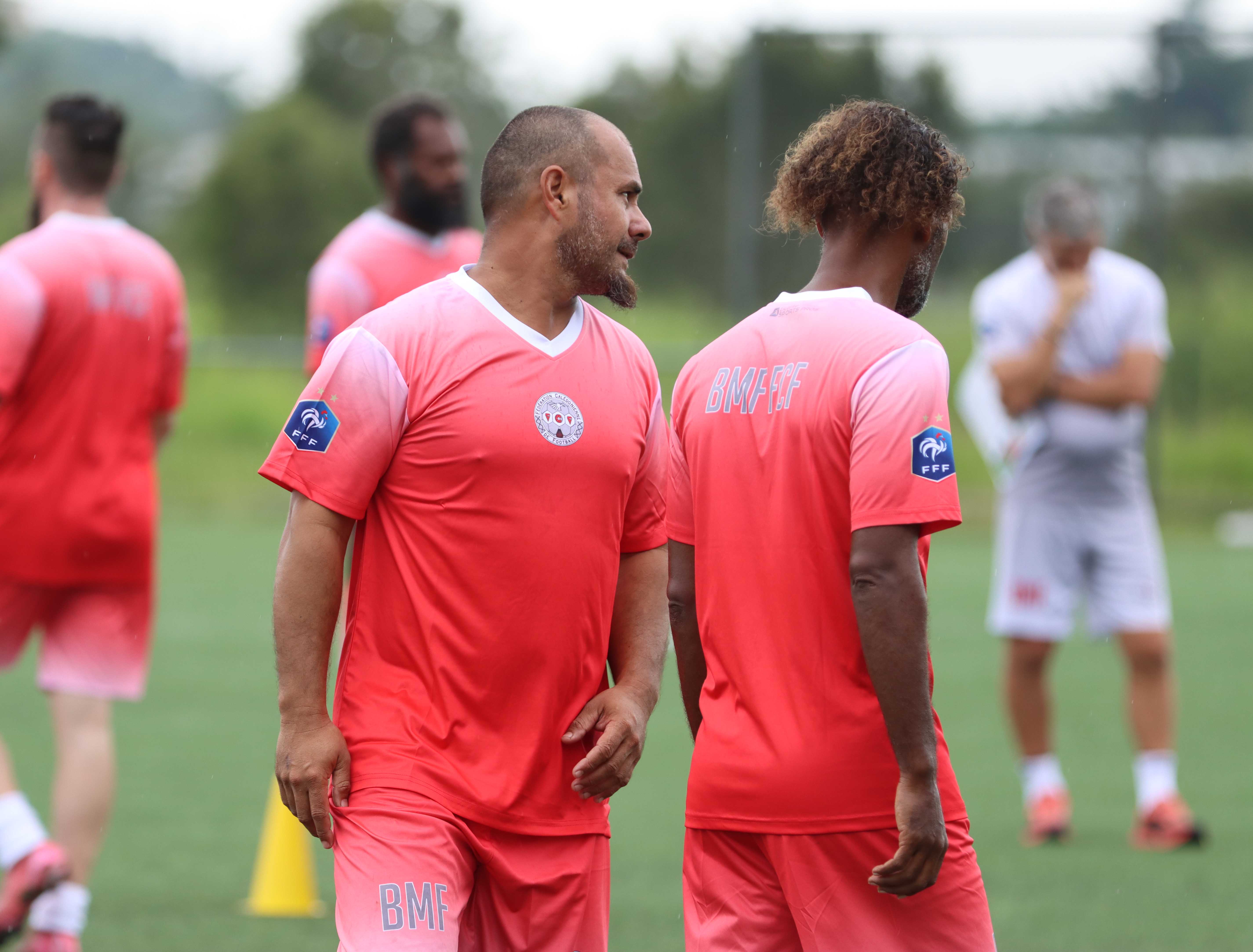 CALEDOFOOT n°8 | Formation BMF + Formation OFC des Formateurs d'ENTRAÎNEURS + TOP ARRÊTS/BUTS Super Ligue [VIDEO]